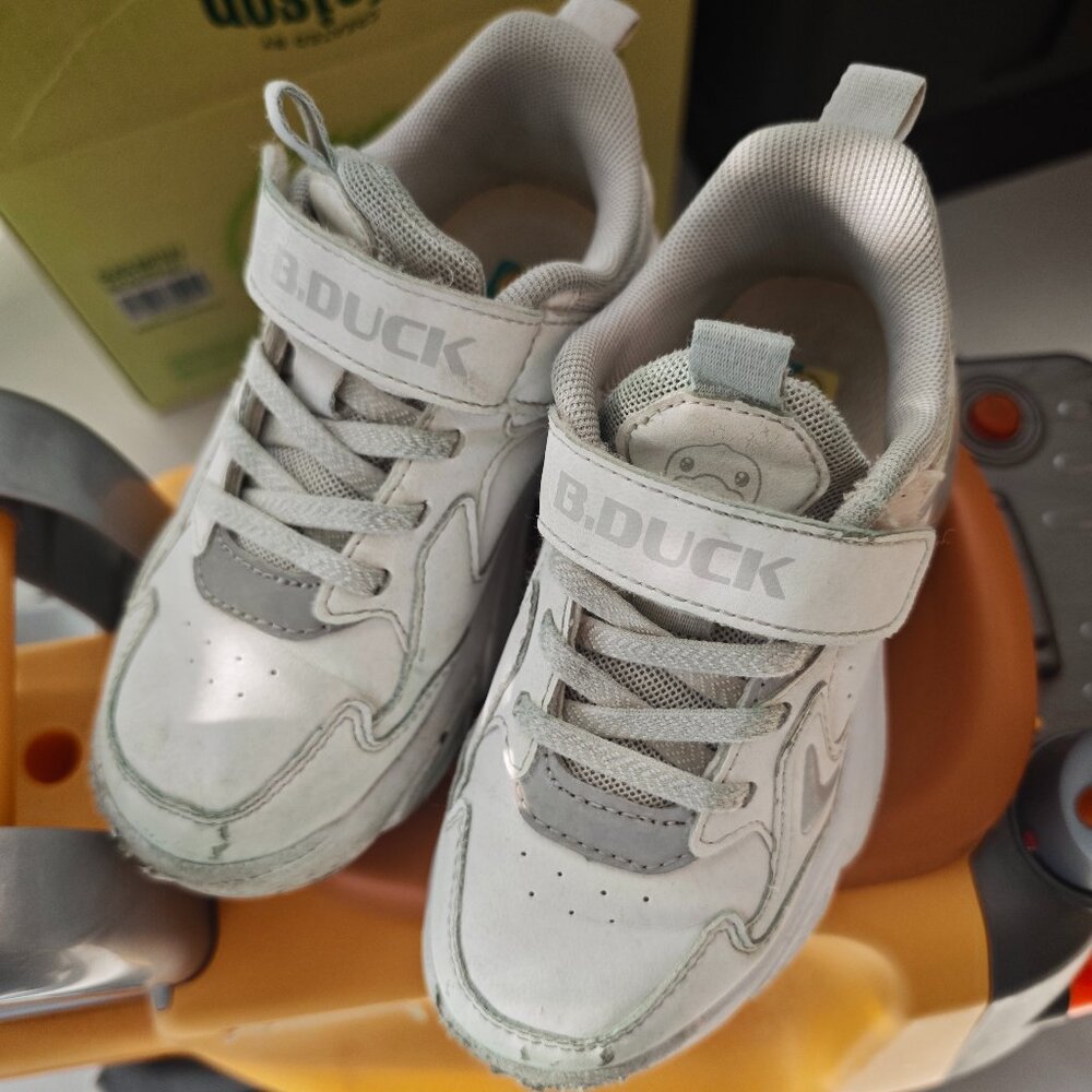 B.Duck Kids’ Sneakers White